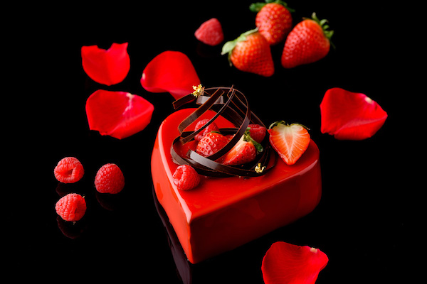 2人の キューピッド に 真っ赤なハートのバレンタインチョコレートケーキ Straight Press ストレートプレス