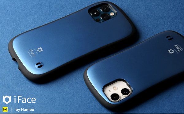 適度な厚みで持ちやすい！「iFace」にコーラルブルーのiPhoneケース