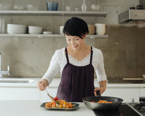 鶏むね肉をふっくらジューシーに 人気料理研究家が教える 鶏むねレシピ Straight Press ストレートプレス