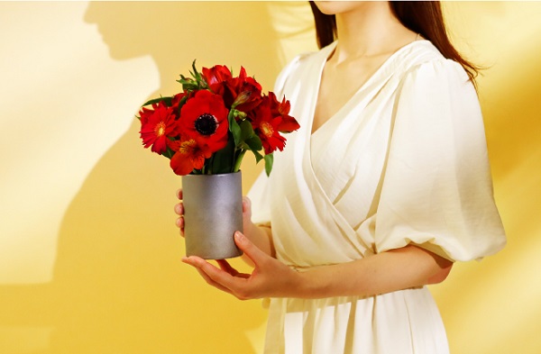 ガラス花瓶よりお花が約5日長生き 瓦の花器 時を止めるフラワーベースkaren ガジェット通信 Getnews