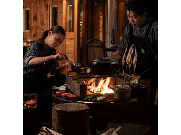 札幌市内の森にある住所非公開のアウトドアレストランで味わう、薪火とグリルのDINNER