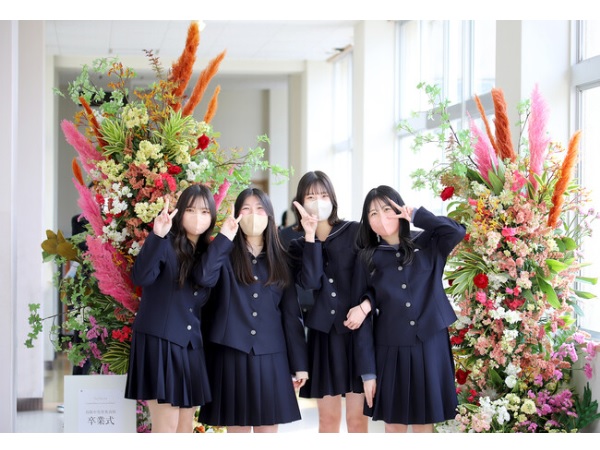【鳥取県北栄町】新たな門出を迎える卒業生たちへ「卒業式フラワーフォトブース」をプレゼント