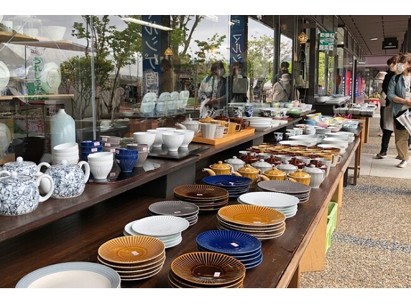 陶器、有田 飾り「飾鉢 金彩桜花鳥図」 金龍窯 江口天童 有田焼 陶磁器 – Takumi Japan