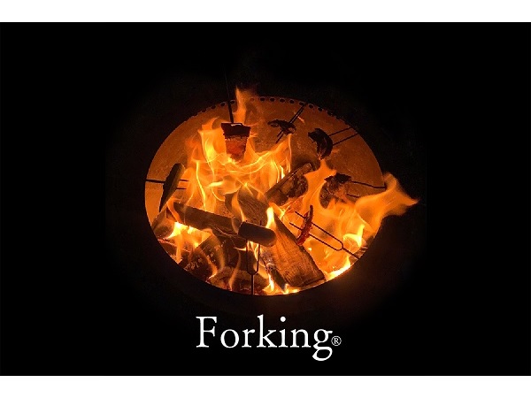 木の枝に食材を刺し、焚火の炎で巧みに焼くBBQスタイル「Forking」の手引きサイト公開