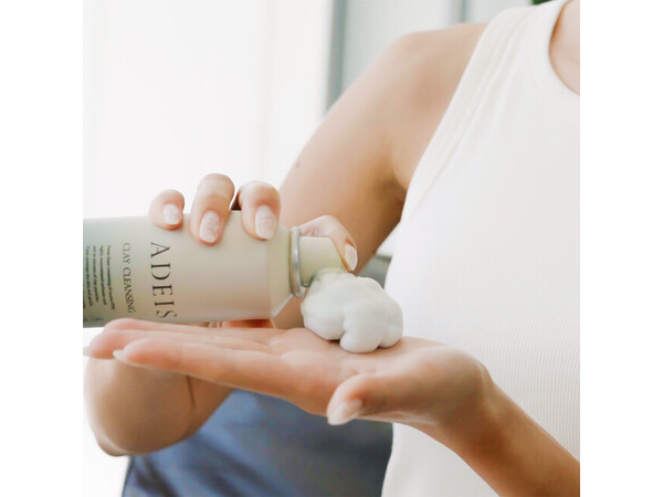 どろ×あわ”の力で肌の汚れを包んで吸着！クレイムースクレンジング