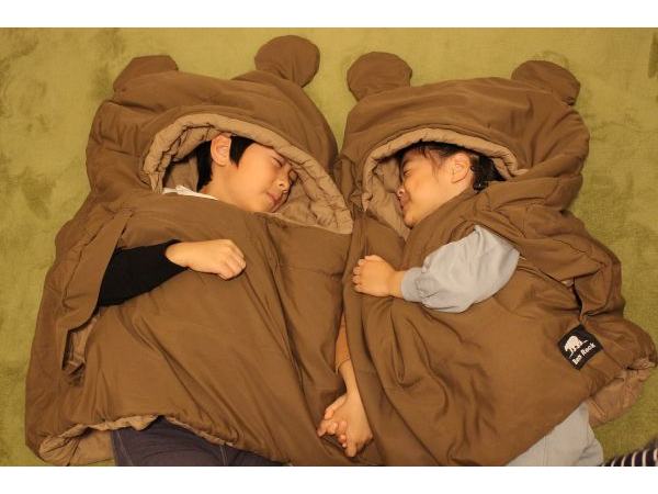 頭や肩の冷気を防ぐ、かぶれる寝袋「くまさんかぶるん」が新発売。かわいいくま耳付き