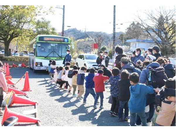 【埼玉県飯能市】バスとの綱引きや車両展示を楽しめる「国際興業バスまつり2024春in飯能」開催！