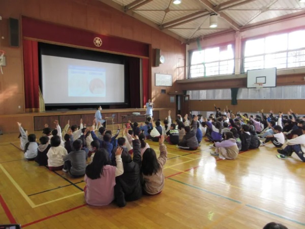 【兵庫県姫路市】「Zoff」が目の仕組みや目の健康について考えるプログラムを姫路市立別所小学校で実施