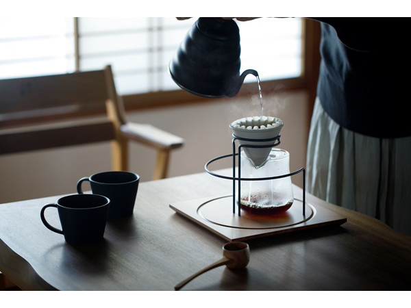 コーヒーツールを収納できるミニ喫茶テーブル「マグ・ドリッパースタンド」先行販売