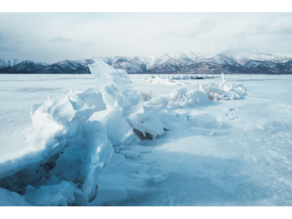 写真家・佐藤健寿氏の北海道弟子屈の作品公開。結氷や硫黄山など「奇怪」な風景たち