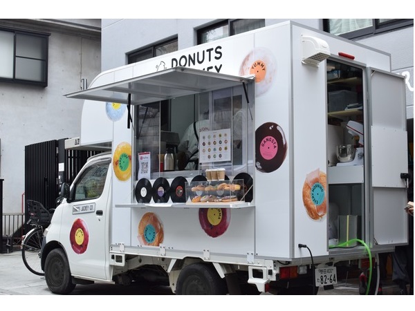 【東京都渋谷区】レコードショップのようなドーナツ専門店「Donuts Jockey」がオープン！