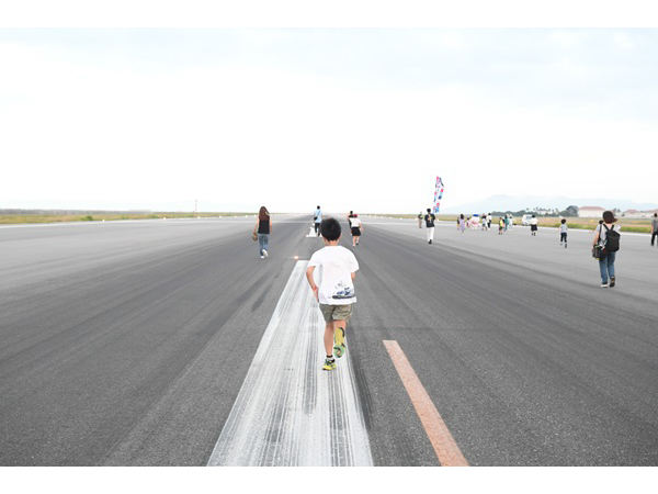 【兵庫県】神戸空港、小中学生親子向け夏休み企画開催！滑走路を歩きながら航空機など見学しよう