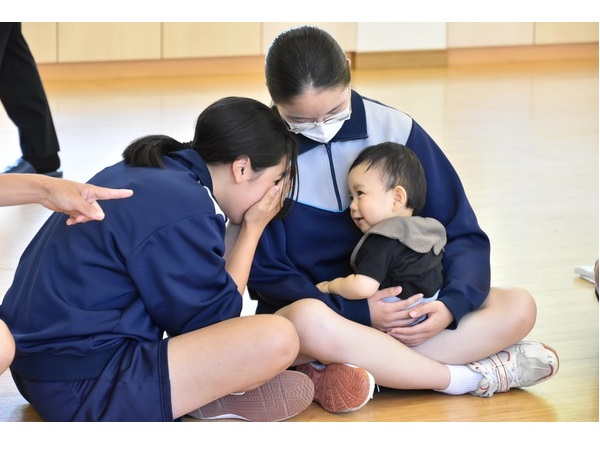 【千葉県東庄町】東庄中学校で、3年生が乳幼児とふれあう体験学習を実施。子育てについて考える機会に