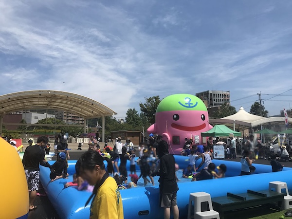 【福岡県北九州市】門司港レトロ・中央広場で「水かけまつり」開催！ウォータースライダーや屋台が登場