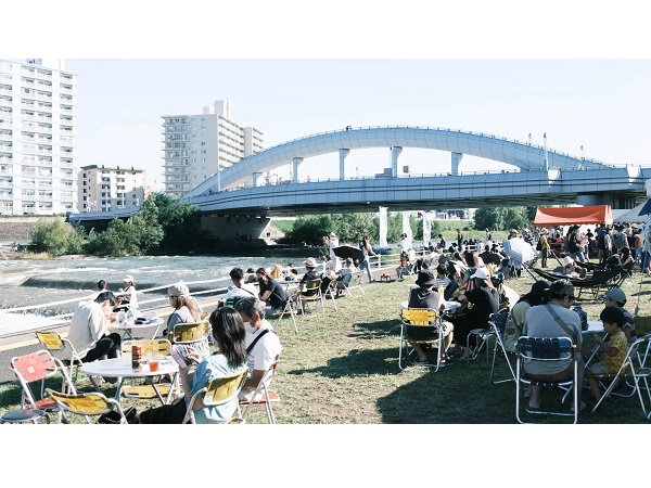 【北海道札幌市】川辺で景色や飲食を楽しむ夏の風物詩・札幌発祥の「川見」が、幌平橋左岸で今年も開催