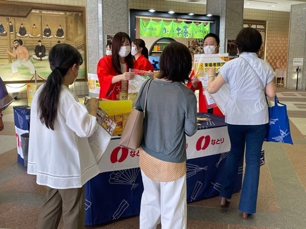 相撲と縁の深いなとりが「一度は食べていただきたい 贅沢なチーズ鱈 小袋」を配布！