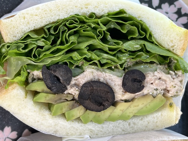 ツナアボガドバジルのサンドイッチ