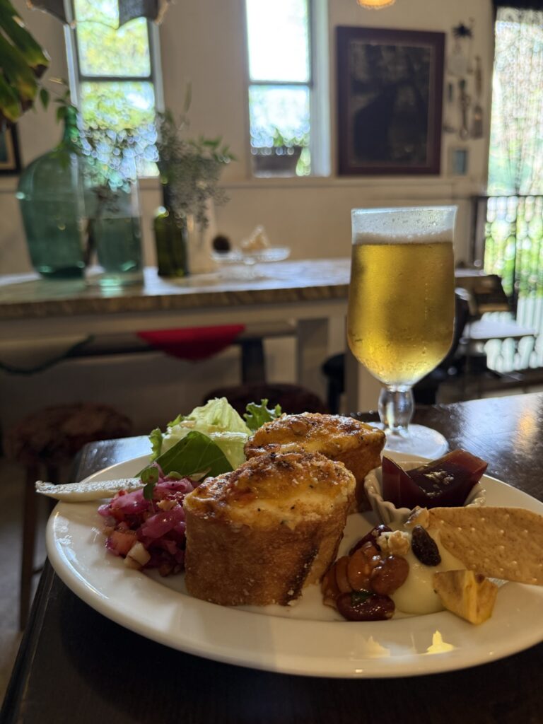 トップ写真。バゲットグラタンとビールの写真。