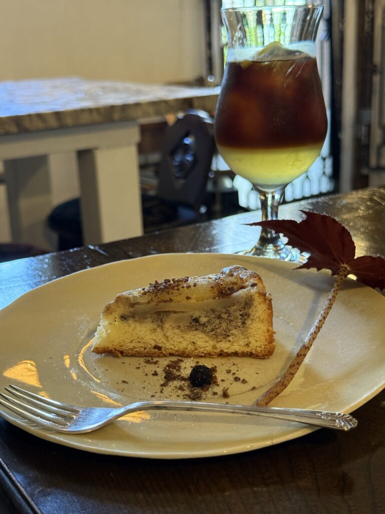 Arbòreo（アルボレオ）「洋ナシとココアのアーモンドケーキとエスプレッソロマーノ」の写真。