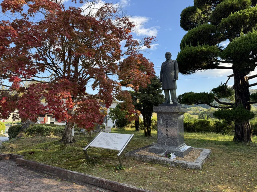 「伊藤博文銅像(立像)」の写真。