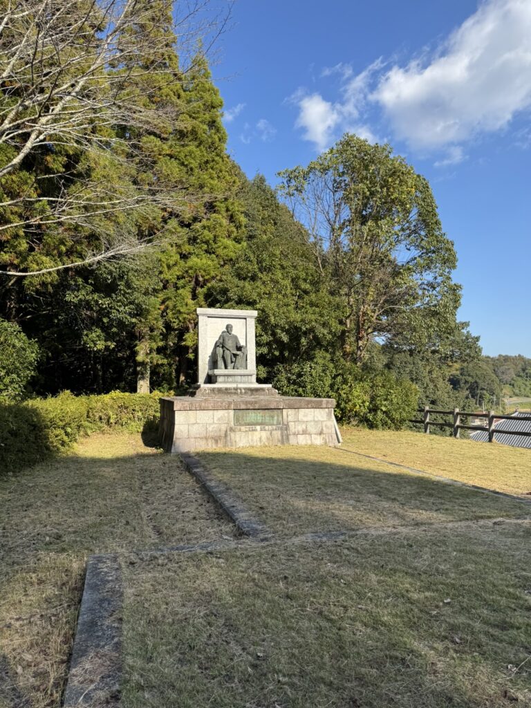 「伊藤博文銅像(座像)」の写真。