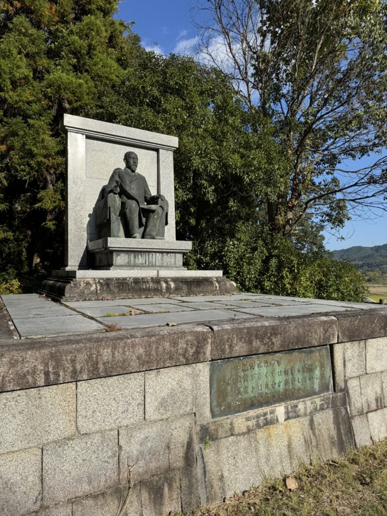 「伊藤博文銅像(座像)」の写真➁。