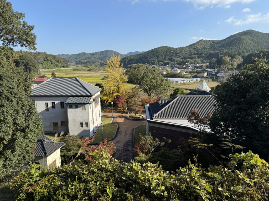 高台から見下ろす「伊藤公記念公園」の写真。