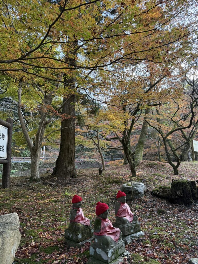 大寧寺のお地蔵さんと紅葉の写真➁。