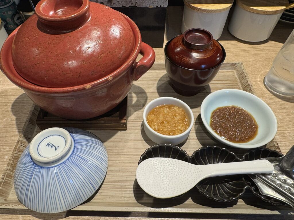 『炭焼食堂 JYUJYUTEI』定食のご飯セットの写真。