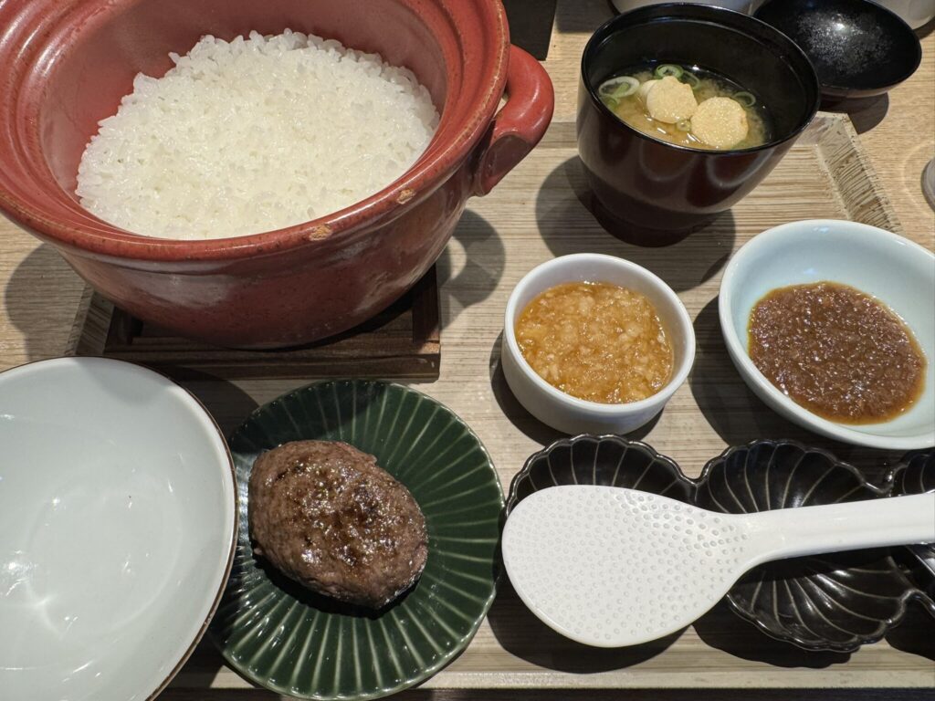 『炭焼食堂 JYUJYUTEI』炭火和牛ハンバーグ定食の写真。