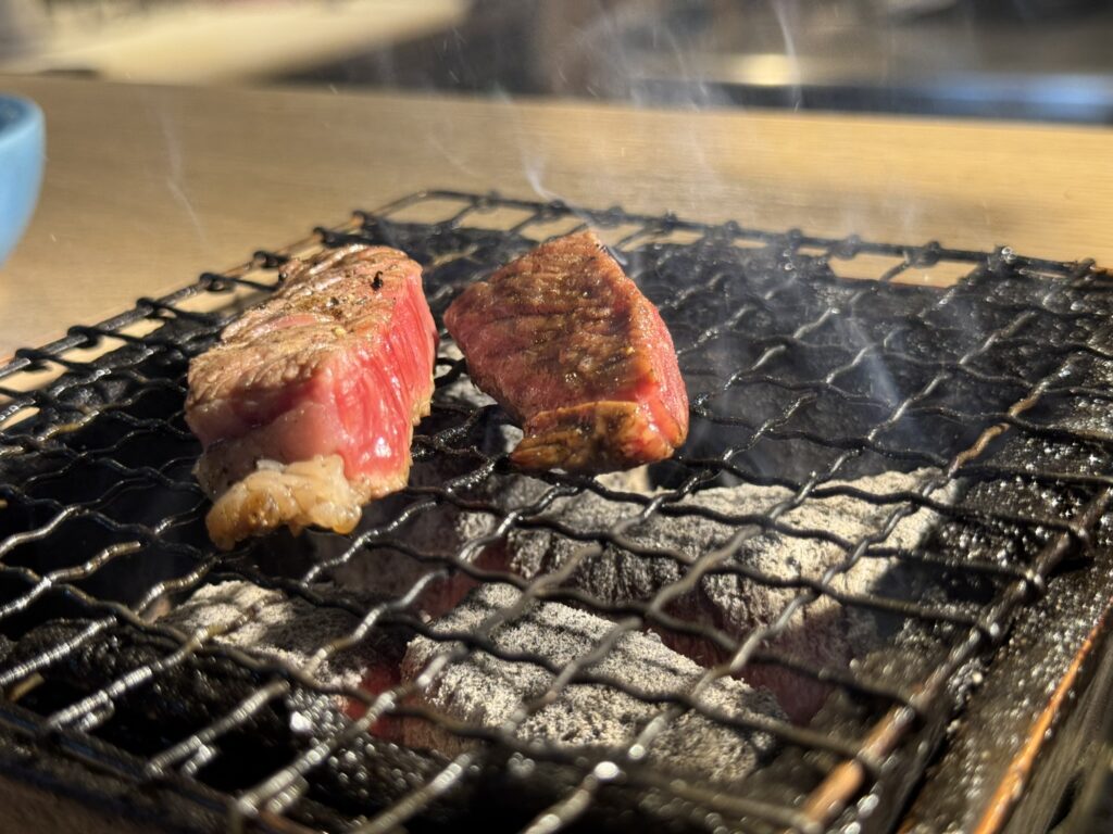 『炭焼食堂 JYUJYUTEI』切り落としステーキ定食のお肉を焼いている写真。