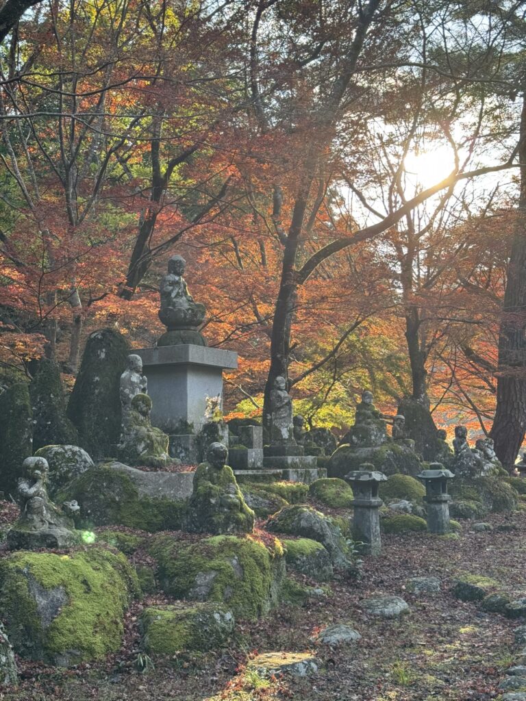 大寧寺のお地蔵さんと紅葉の写真。
