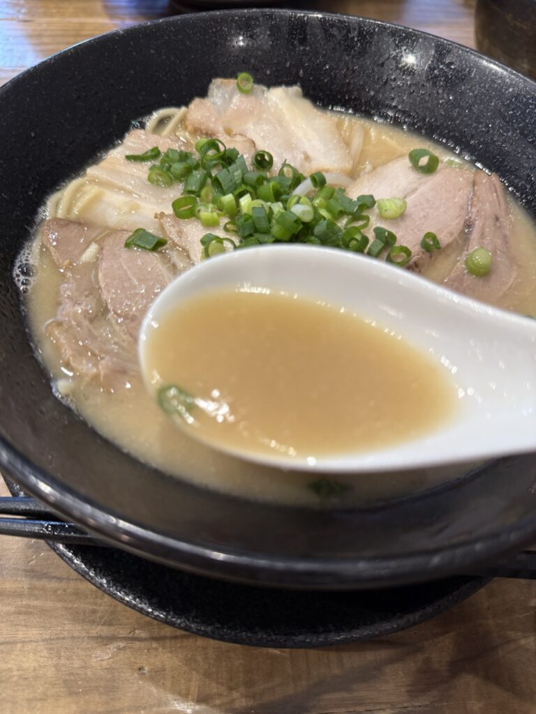 酒粕豚骨チャーシュー麺のスープの写真。