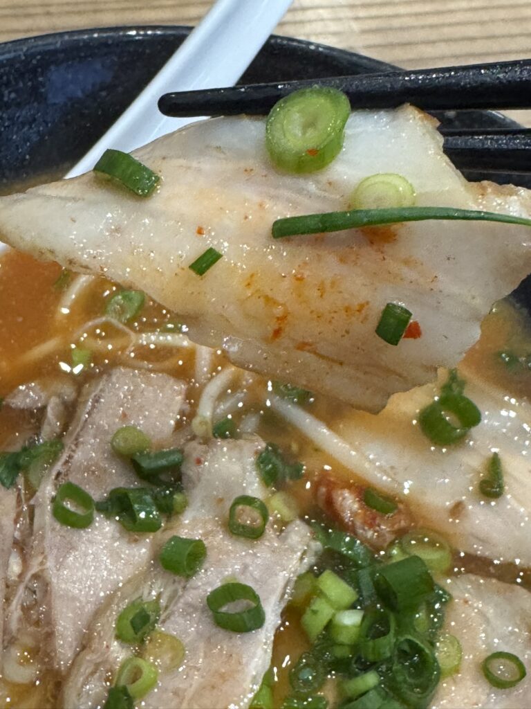 赤醤油豚骨チャーシュー麺のチャーシューの写真。