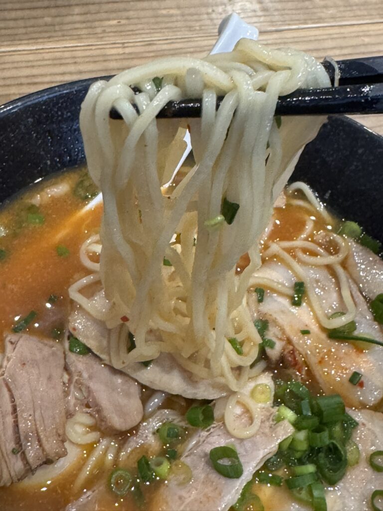 赤醤油豚骨チャーシュー麺の麺のアップ写真。
