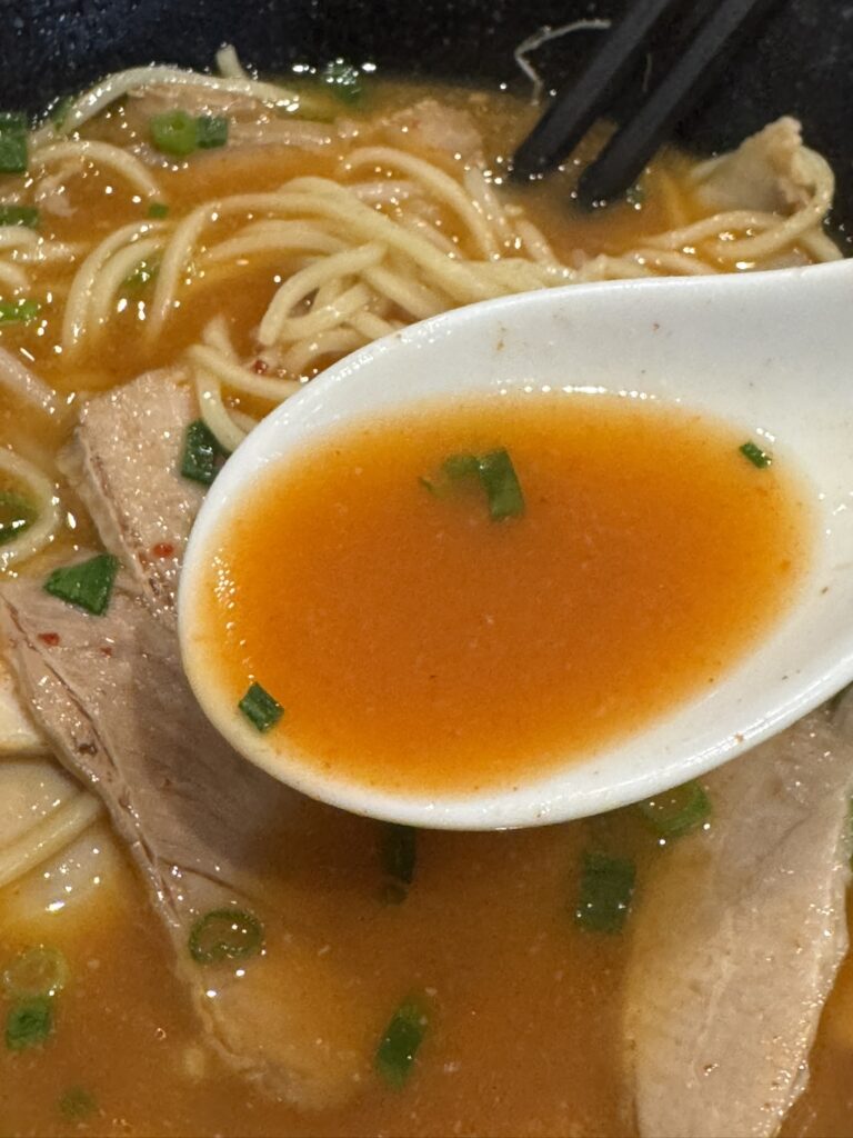 赤醤油豚骨チャーシュー麺のスープの写真。