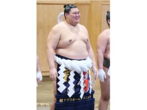 AGRIEが、横綱・大の里関に横綱土俵入り用の三つ揃いの化粧まわしを