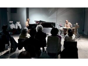 国立にグランドピアノ常設の犬猫同伴カフェ誕生