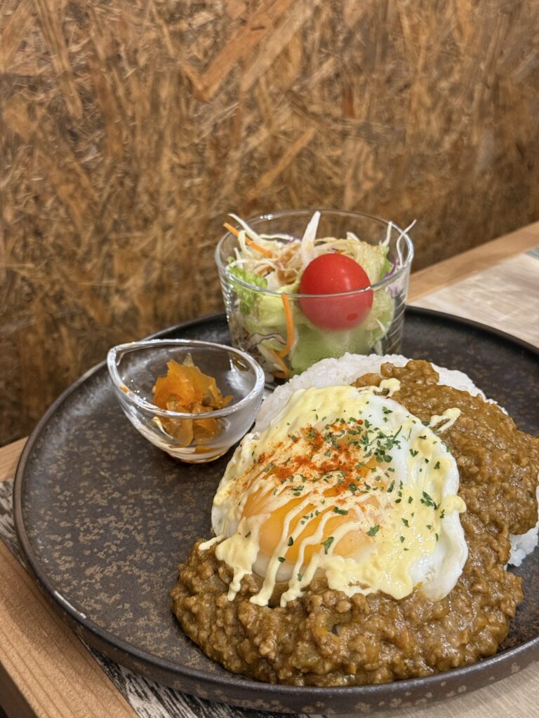 ランチセットのキーマカレーの写真