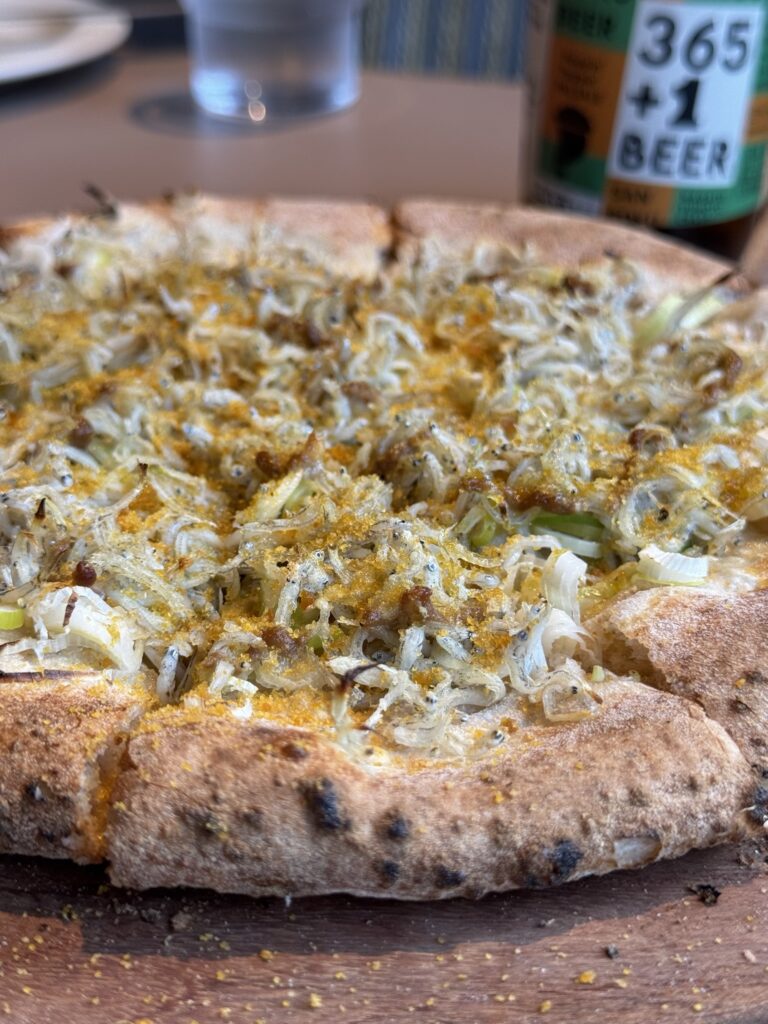 しらすカラスミピザのアップの写真