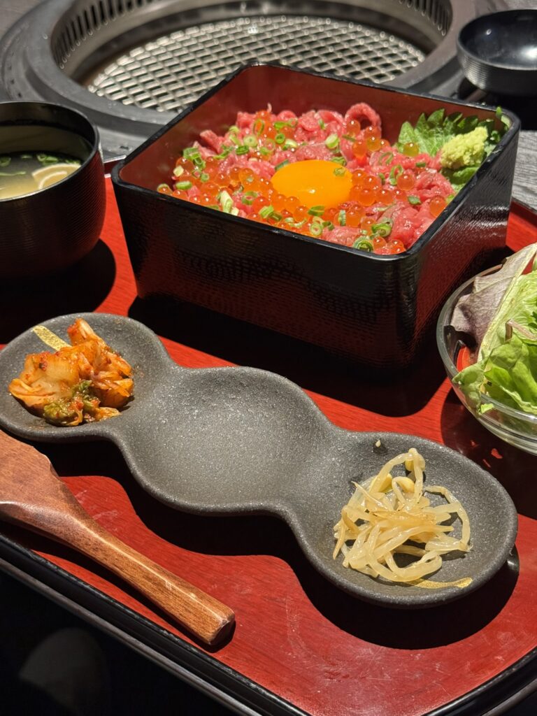 こぼれイクラユッケ重の写真