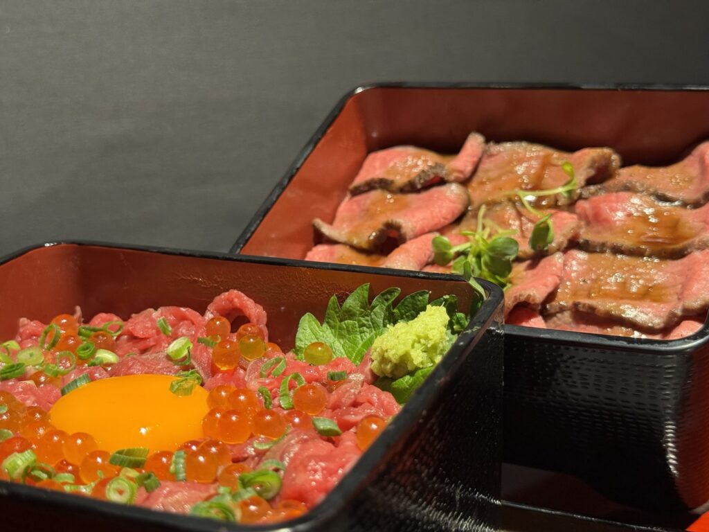 山口市湯田温泉『焼肉 龍の棲み家』こぼれイクラユッケ重、但馬牛ローストビーフ重の写真