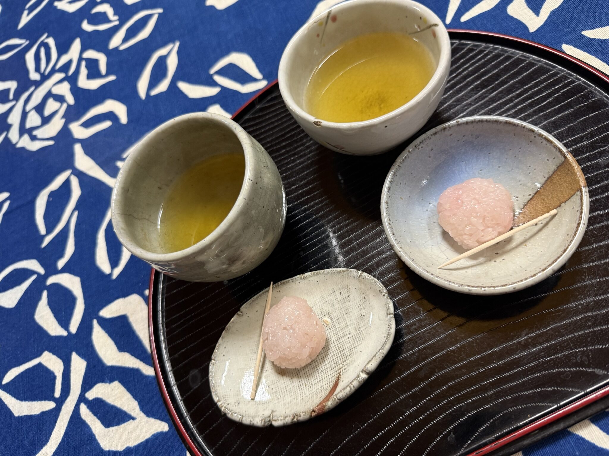 おもてなしのお茶とお茶菓子の写真