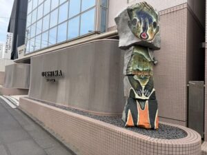東京都渋谷区】UESHIMA MUSEUMの正面玄関横に加藤泉氏の彫刻作品