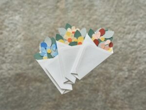 凹凸シールで「花束」を作って贈れるレターセットが、クラファンに登場