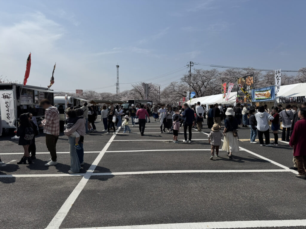 『みね桜まつり』のキッチンカー、屋台周辺風景の写真