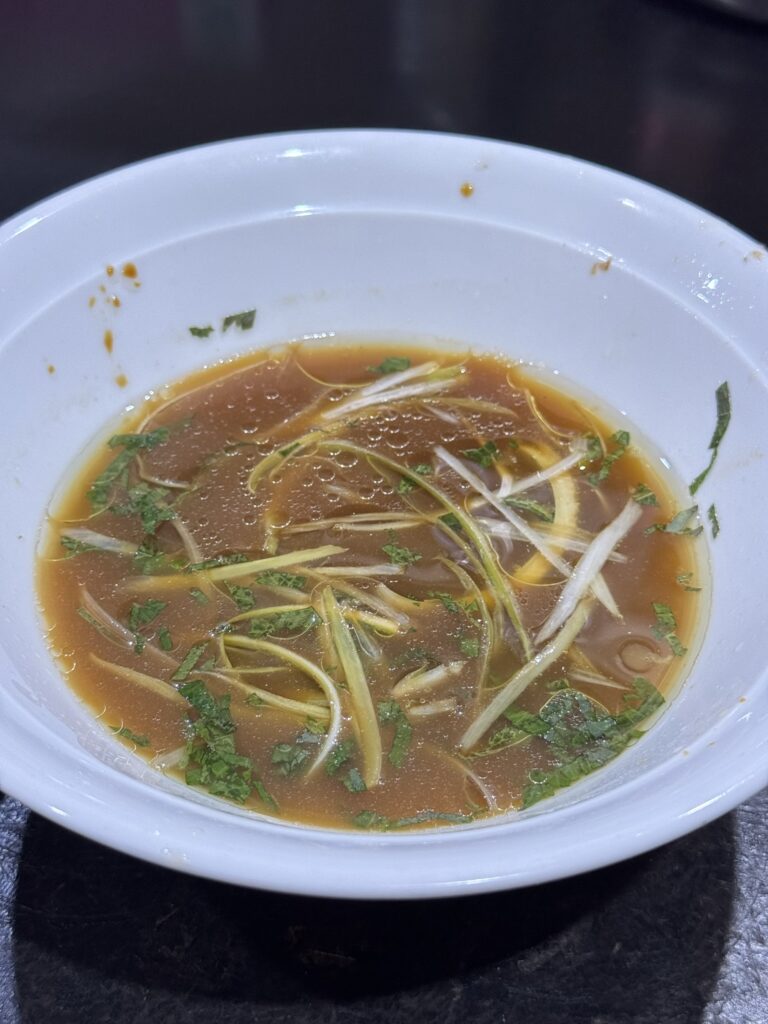 特殊つけ麺のつけ汁のアップ写真