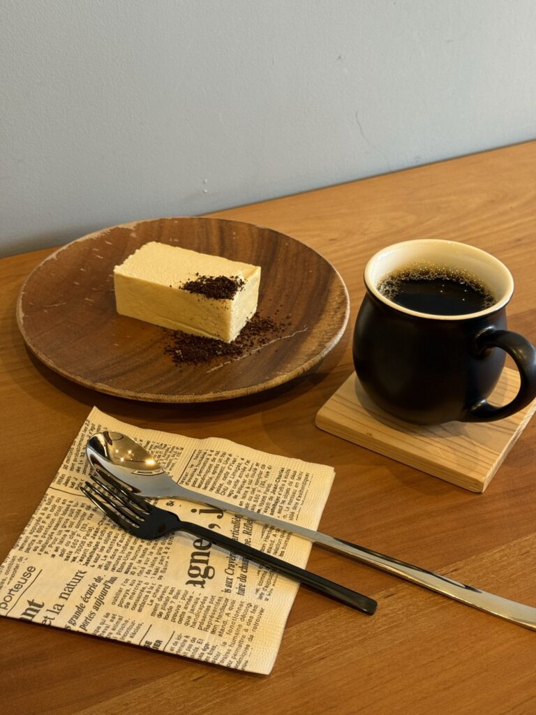 山口県山口市小郡『とみー珈琲』ホットコーヒーとチーズケーキの写真