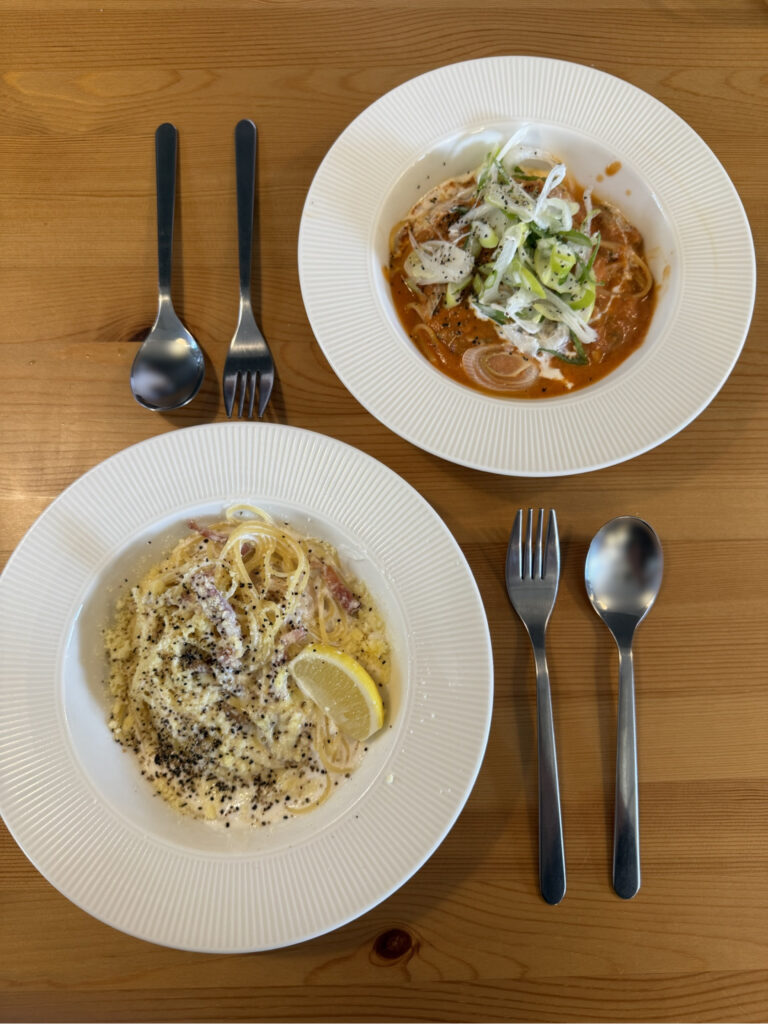 山口県宇部市『NEWTOWN CAFE』あさりといかのトマトクリームパスタとベーコンのチーズレモンクリームパスタの写真