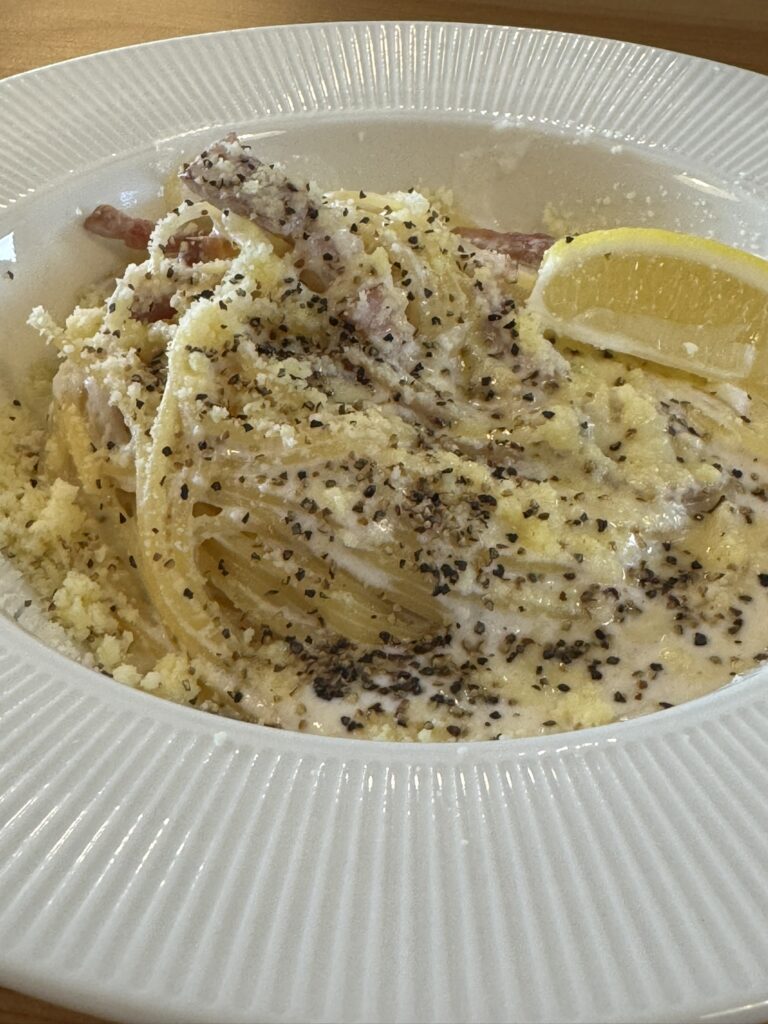 ベーコンのチーズレモンクリームパスタの写真